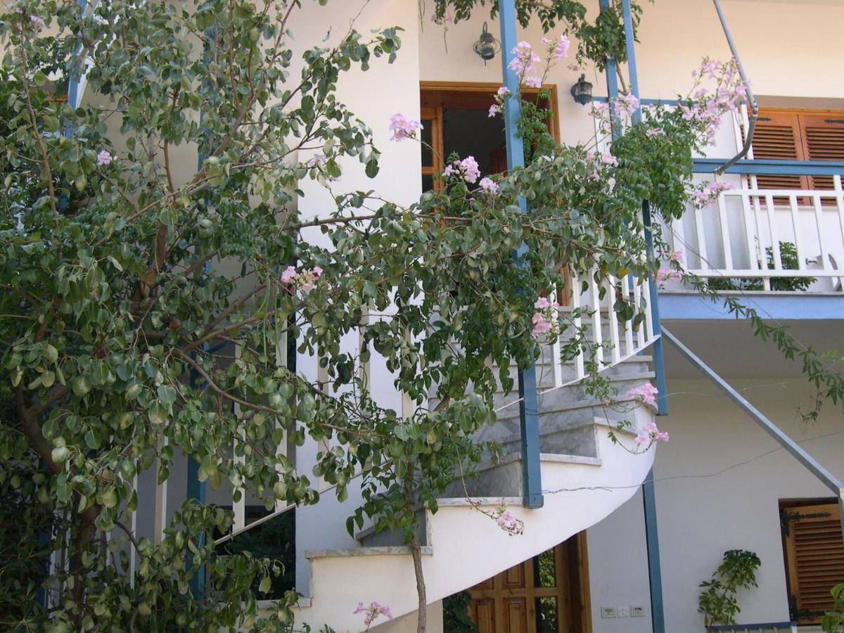 Seaview- 2 Space - Selfcatering Apartment - Helen No 3 Xiropigado Buitenkant foto